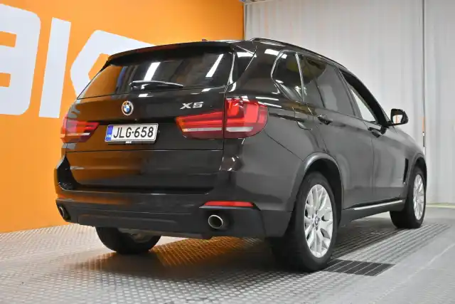 Musta Maastoauto, BMW X5 – JLG-658