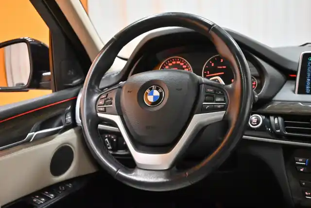 Musta Maastoauto, BMW X5 – JLG-658