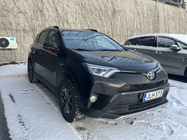 Musta Maastoauto, Toyota RAV4 – JLH-373