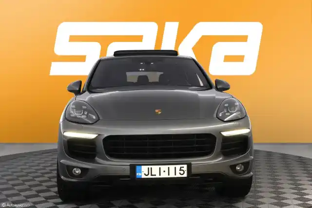 Harmaa Maastoauto, Porsche Cayenne – JLI-115