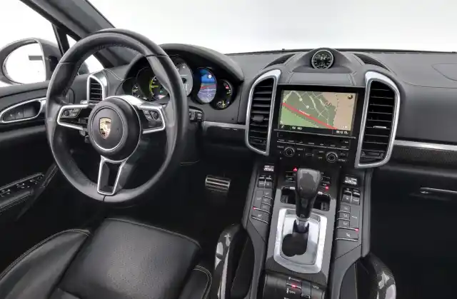 Harmaa Maastoauto, Porsche Cayenne – JLI-115