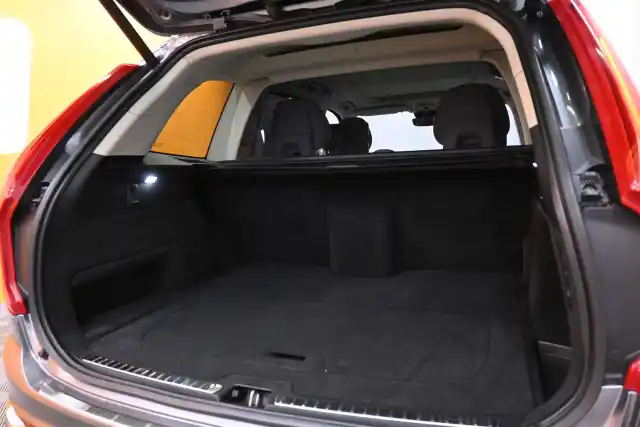 Harmaa Maastoauto, Volvo XC90 – JLI-371