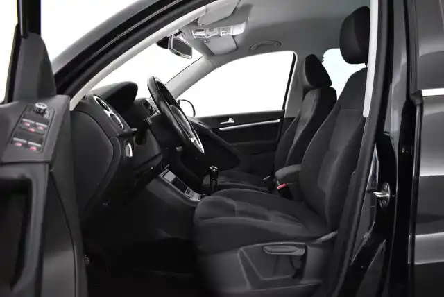 Musta Maastoauto, Volkswagen Tiguan – JLJ-615