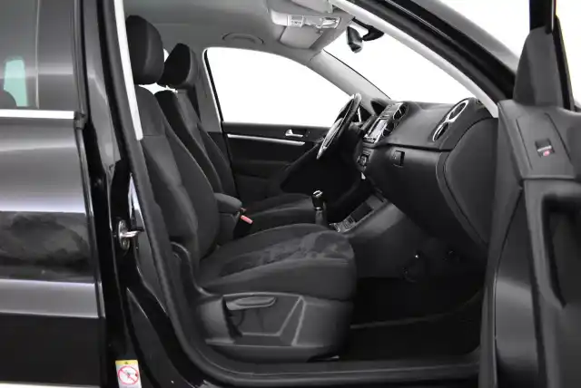 Musta Maastoauto, Volkswagen Tiguan – JLJ-615
