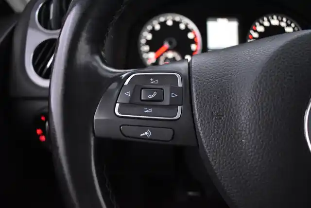Musta Maastoauto, Volkswagen Tiguan – JLJ-615