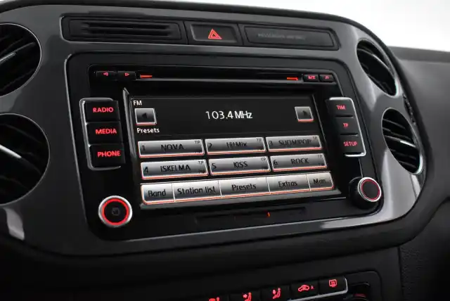 Musta Maastoauto, Volkswagen Tiguan – JLJ-615