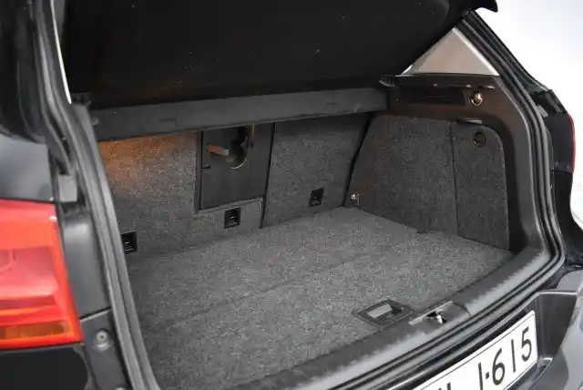 Musta Maastoauto, Volkswagen Tiguan – JLJ-615