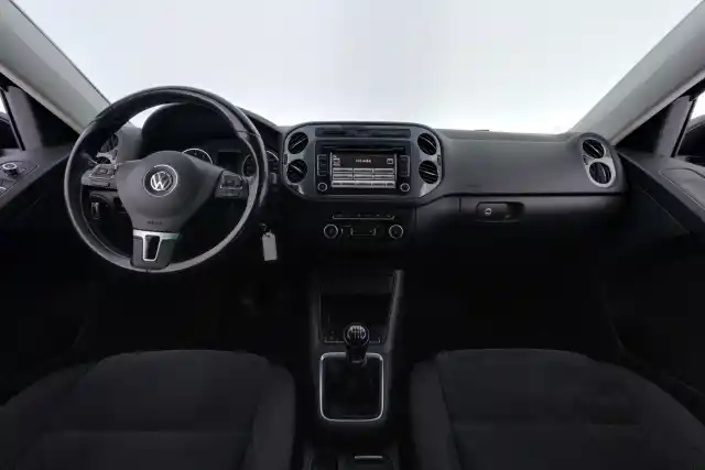 Musta Maastoauto, Volkswagen Tiguan – JLJ-615