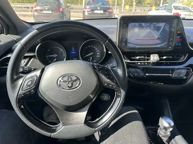 Musta Maastoauto, Toyota C-HR – JLJ-941