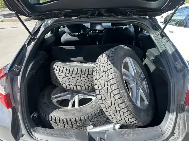 Musta Maastoauto, Toyota C-HR – JLJ-941