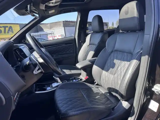 Musta Maastoauto, Mitsubishi Outlander PHEV – JLK-139