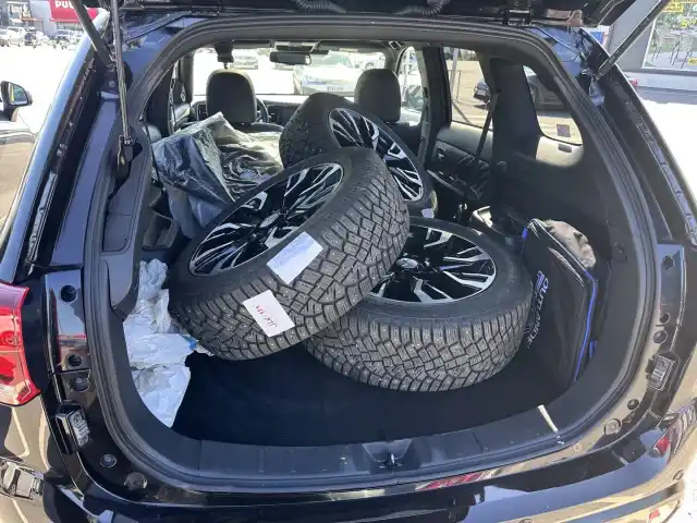 Musta Maastoauto, Mitsubishi Outlander PHEV – JLK-139