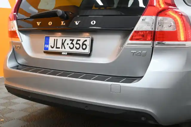 Harmaa Farmari, Volvo V70 – JLK-356