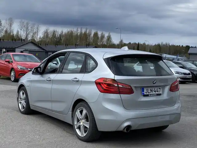 Hopea Tila-auto, BMW 225 – JLN-447