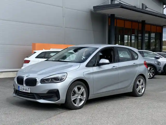 Hopea Tila-auto, BMW 225 – JLN-447