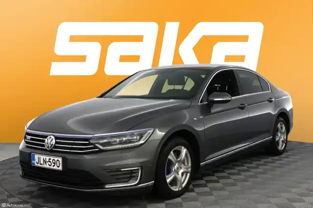 Harmaa Sedan, Volkswagen Passat – JLN-590