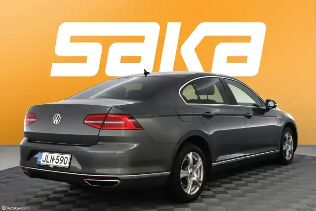 Harmaa Sedan, Volkswagen Passat – JLN-590