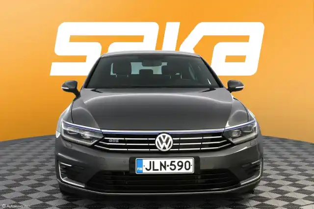 Harmaa Sedan, Volkswagen Passat – JLN-590