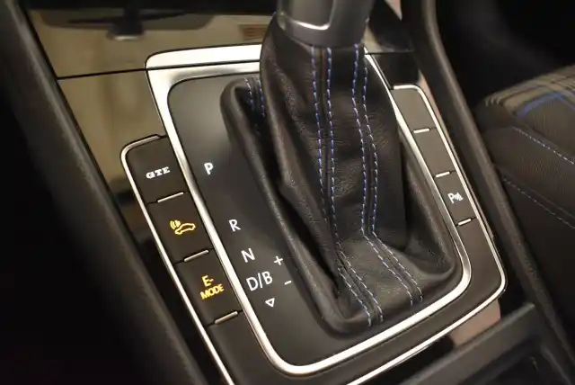Harmaa Viistoperä, Volkswagen Golf – JLN-611
