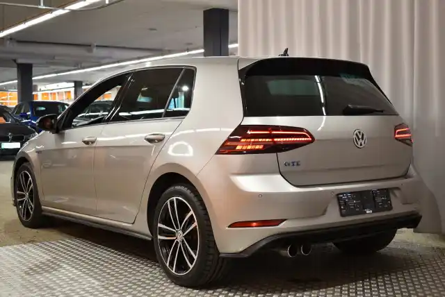 Harmaa Viistoperä, Volkswagen Golf – JLN-611