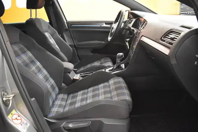 Harmaa Viistoperä, Volkswagen Golf – JLN-611