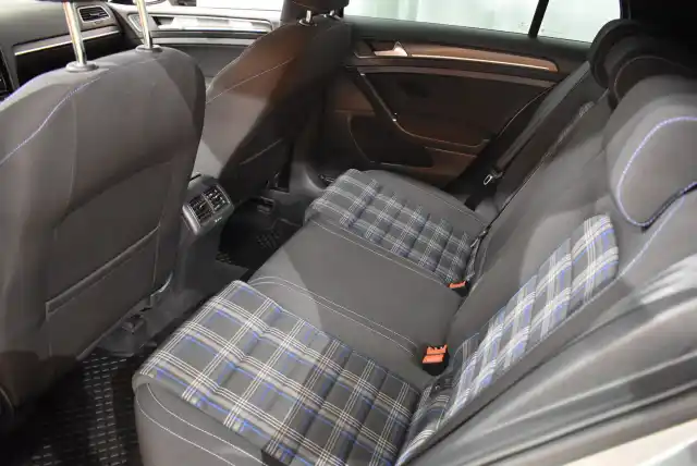Harmaa Viistoperä, Volkswagen Golf – JLN-611