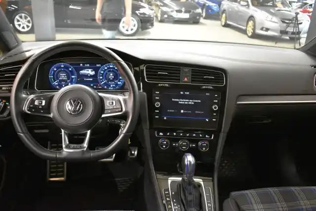 Harmaa Viistoperä, Volkswagen Golf – JLN-611