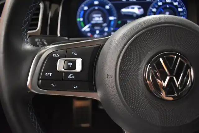 Harmaa Viistoperä, Volkswagen Golf – JLN-611