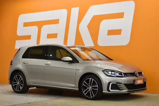 Harmaa Viistoperä, Volkswagen Golf – JLN-611