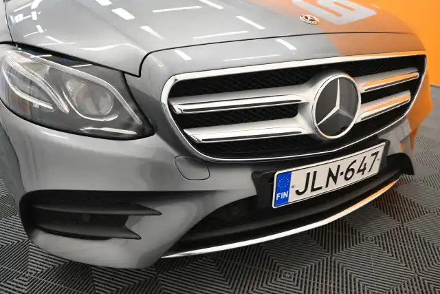 Musta Farmari, Mercedes-Benz E – JLN-647