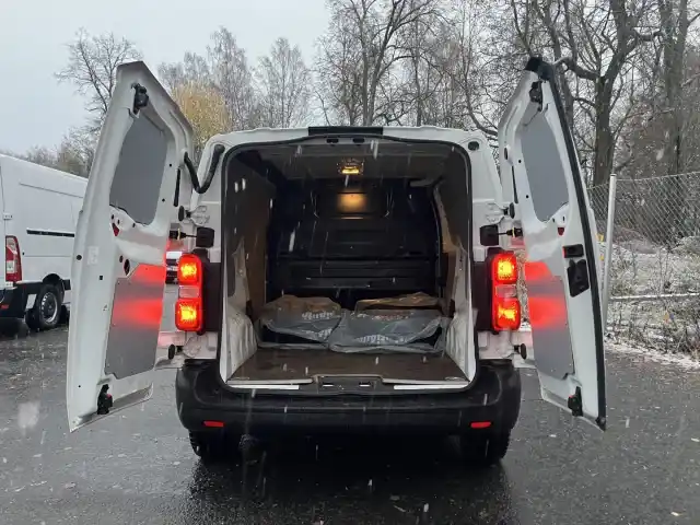 Valkoinen Pakettiauto, Opel Vivaro – JLN-815