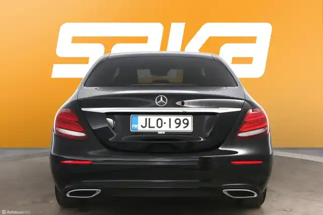 Musta Sedan, Mercedes-Benz E – JLO-199