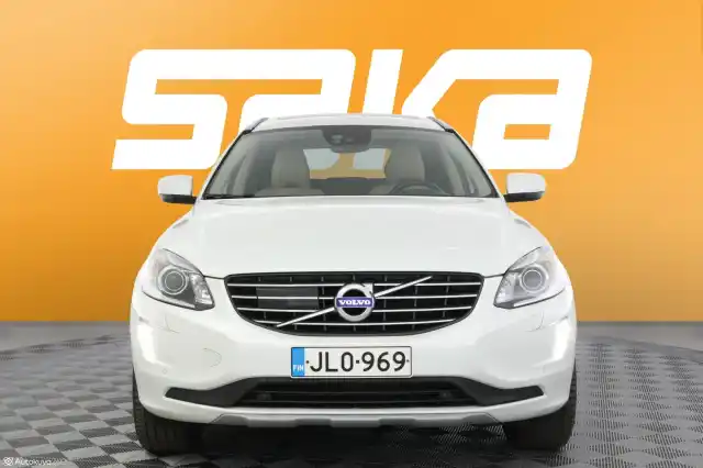 Valkoinen Maastoauto, Volvo XC60 – JLO-969