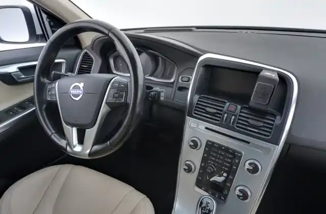 Valkoinen Maastoauto, Volvo XC60 – JLO-969