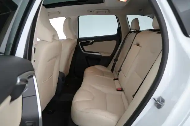Valkoinen Maastoauto, Volvo XC60 – JLO-969
