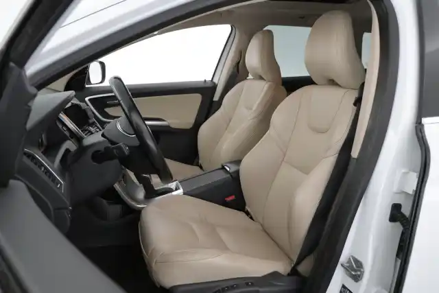 Valkoinen Maastoauto, Volvo XC60 – JLO-969
