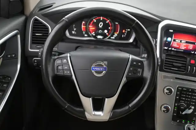 Valkoinen Maastoauto, Volvo XC60 – JLO-969