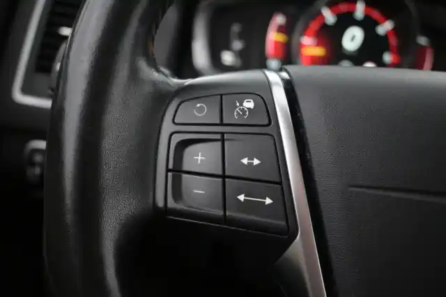 Valkoinen Maastoauto, Volvo XC60 – JLO-969