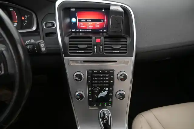 Valkoinen Maastoauto, Volvo XC60 – JLO-969