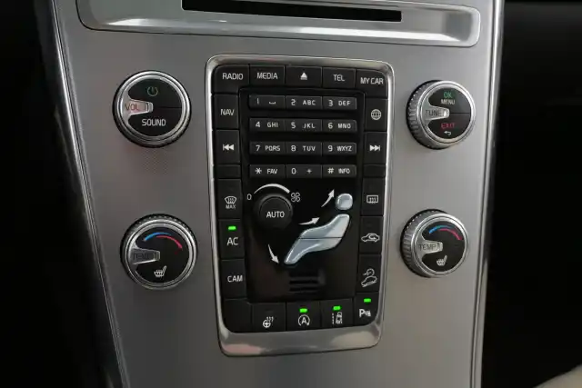 Valkoinen Maastoauto, Volvo XC60 – JLO-969