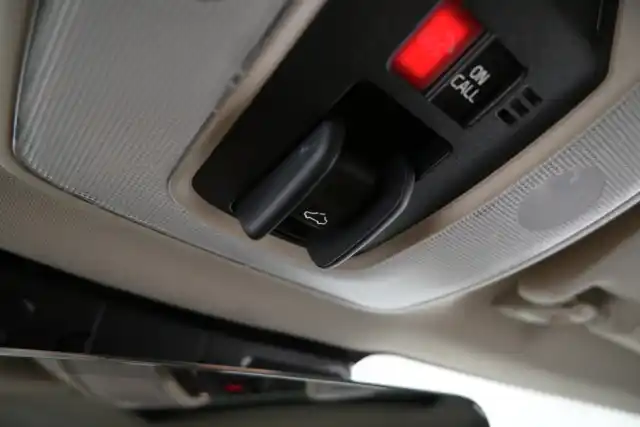 Valkoinen Maastoauto, Volvo XC60 – JLO-969