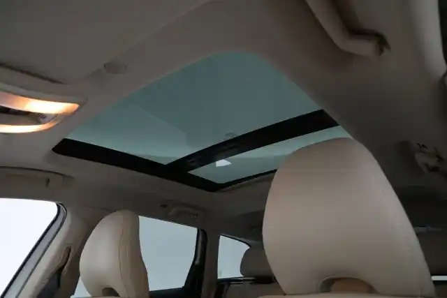 Valkoinen Maastoauto, Volvo XC60 – JLO-969