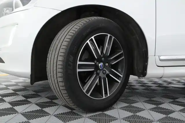 Valkoinen Maastoauto, Volvo XC60 – JLO-969