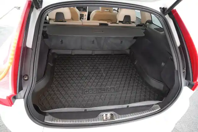 Valkoinen Maastoauto, Volvo XC60 – JLO-969