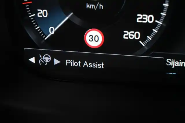 Musta Maastoauto, Volvo XC60 – JLP-442