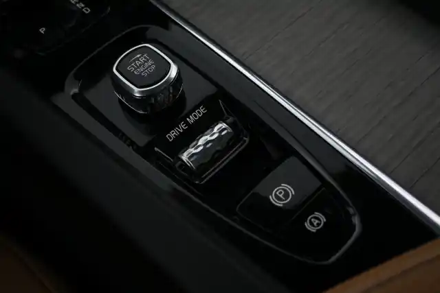 Musta Maastoauto, Volvo XC60 – JLP-442