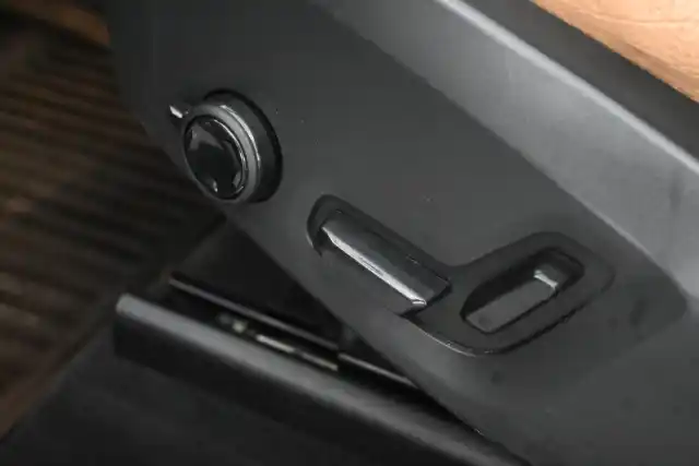 Musta Maastoauto, Volvo XC60 – JLP-442