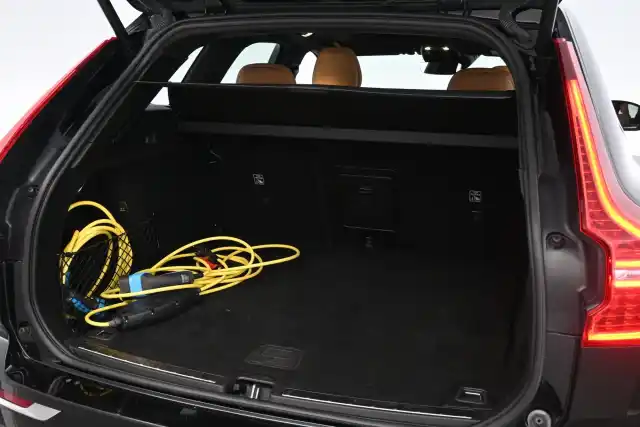 Musta Maastoauto, Volvo XC60 – JLP-442