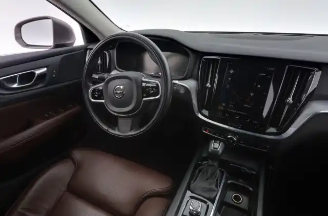 Harmaa Farmari, Volvo V60 – JLP-507