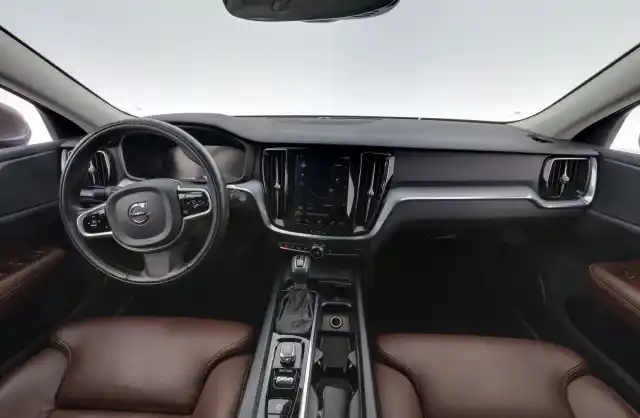Harmaa Farmari, Volvo V60 – JLP-507